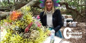 ‘n Vrolike Sanchia Chivell in beheer van die wynproe-tafel. 