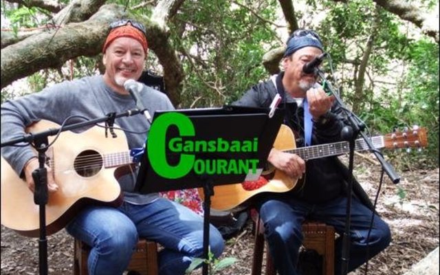 Die “Bos”-sangers, Clive Maasch en Allan Jones het die gaste in die digte bos met opgewekte musiek en sang vermaak.
