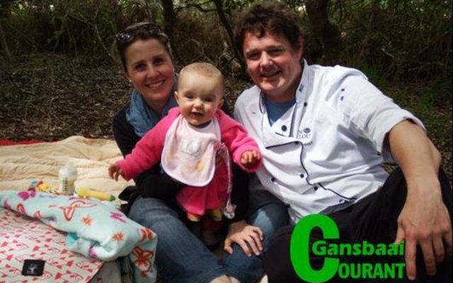 Piekniek in die bos! Die 8 maande oue Olivia geniet dit terdeë saam met haar ouers, Beau en Tharley du Toit.