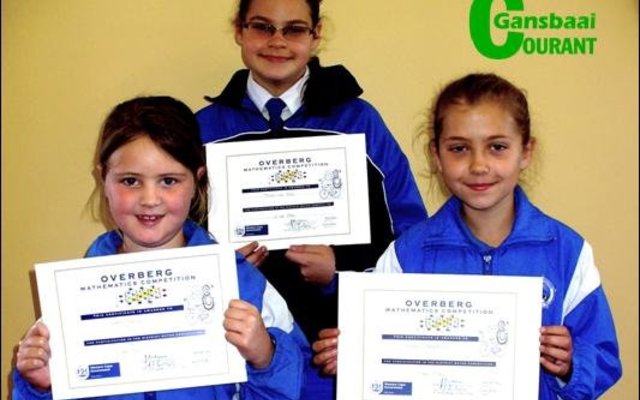  Voor: Lien Fourie (Gr 1) wat die derde plek verower het en Lara Strydom (Gr 4) met ‘n eerste plek.  Marlie du Toit (Gr 5) staan agter.  Sy het ‘n tweede plek behaal.