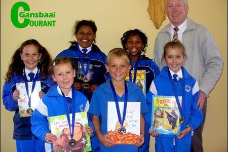 Op die foto oorhandig die skoolhoof, mnr. Eben van der Merwe dit aan die trotse groepie.  Agter van links Carla Oosthuizen (Gr 3), Jay-Andra Pieters (Gr 6), Nevellia October (Gr 5) en mnr. Eben van der Merwe.   Voor van links Anke Oosthuizen (Gr 1), Stefan Stieger (Gr 2) en Lara Strydom (Gr 4).