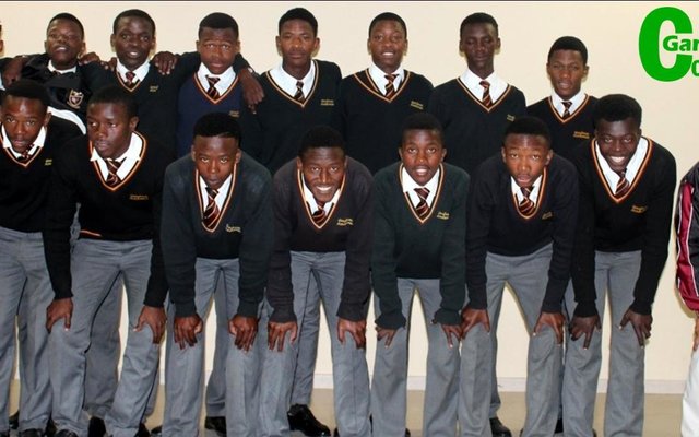 Gansbaai Academia se o/17 sokkerspan wat in George aan die Motsepe Sokkertoernooi deelgeneem het. Links is hul afrigter, Garren Verhoog en regs die skoolhoof, mnr. Tommy Wilson.