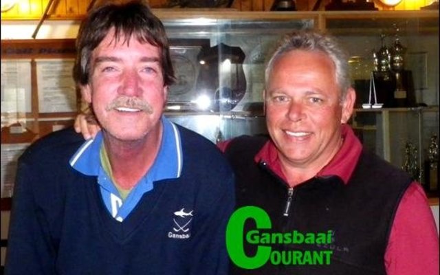 Dick de Kock (links) was Saterdag se wenner in die Enkel Stableford en staan hier langs Jacques Nell (klubkaptein).