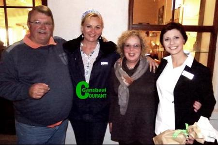 Lientjie Venter (regs) wat Saxenburg Wyne bekend gestel het, Theuns Roodman, voorsitter van die wynproegilde (links)  met  Lorraine de Klerk, gasvrou by Great White House en Marinda van der Walt  van die Gansbaai Courant, wat die dankie-sê geskenk oorhandig het.