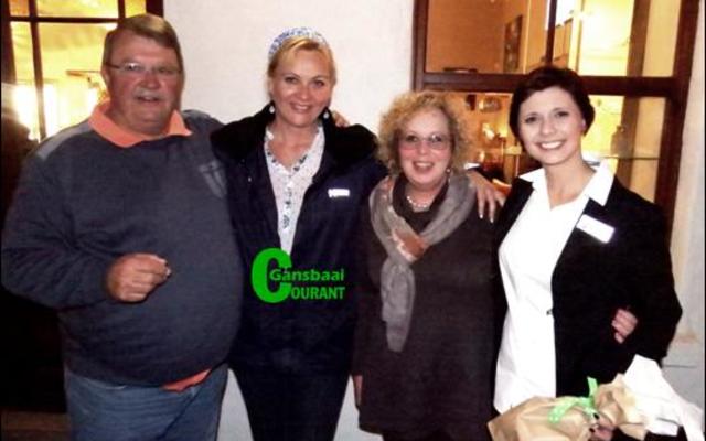 Lientjie Venter (regs) wat Saxenburg Wyne bekend gestel het, Theuns Roodman, voorsitter van die wynproegilde (links)  met  Lorraine de Klerk, gasvrou by Great White House en Marinda van der Walt  van die Gansbaai Courant, wat die dankie-sê geskenk oorhandig het.