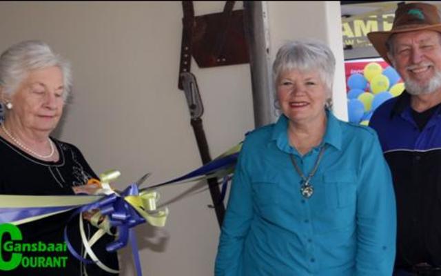 Lida van Staden het die amptelike opening waargeneem. Hier staan sy saam met die eienaars, Kobus en Lettie van Staden.   