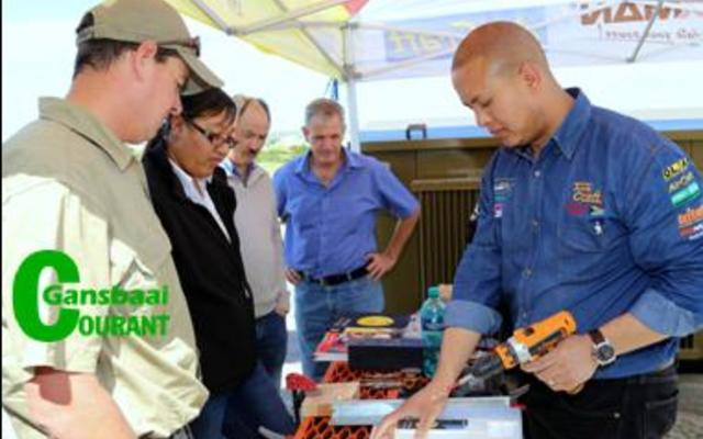 Verskaffers het allerlei interessante demonstrasies aangebied in hul onderskeie stalletjies buite die winkel.