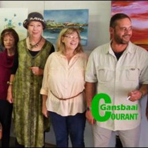 Pearly Beach se “Coffee Lounge”, Groenewald Photo & Art, is saam met enkele gaste bekendgestel. Van regs is Raadslid Dudley Coetzee (Overstrandse Onderburgemeester) en Willie en Tertia Groenewald (eienaars) saam met van die genooide gaste.