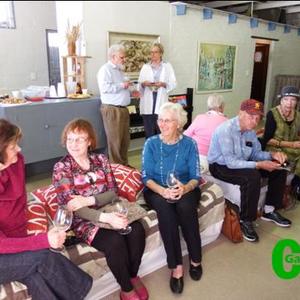 ‘n Deel van die genooide gaste geniet verversings tydens die bekendstelling van Groenewald Photo & Art, Pearly Beach se “Coffee Lounge”.