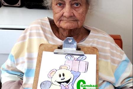 Om so akkuraat te kan inkleur is vir Cornelia Wolfaard (83) van Herberg-aan-See ‘n groot prestasie. Sy is in ‘n baie swak gesondheidstoestand op 21 Augustus 2015 in die Versorgingsafdeling toegelaat en haar gesondheid het sodanig verbeter dat sy haar groot liefde, inkleur, kan uitleef. Sy het baie trots ‘n klompie van haar kunswerkies vertoon.