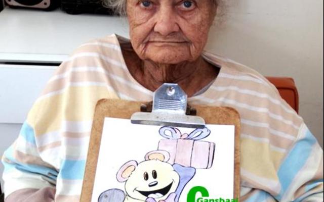 Om so akkuraat te kan inkleur is vir Cornelia Wolfaard (83) van Herberg-aan-See ‘n groot prestasie. Sy is in ‘n baie swak gesondheidstoestand op 21 Augustus 2015 in die Versorgingsafdeling toegelaat en haar gesondheid het sodanig verbeter dat sy haar groot liefde, inkleur, kan uitleef. Sy het baie trots ‘n klompie van haar kunswerkies vertoon.