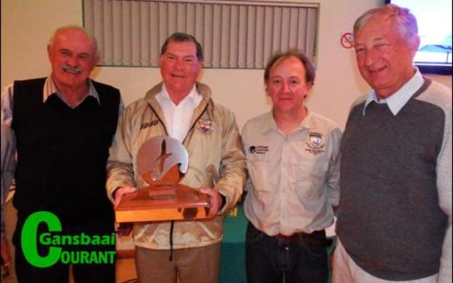 Die wenner van die King of the Bay Wisseltrofee is die Birkenhead Boothengelklub. Links is Jean Downing (wedstrydsekretaris) en Philip Fourie met die trofee (voorsitter) van die Birkenheaders, saam met Johan van Zyl (ondervoorsitter: Overberg Boothengelklub) en Tjaart Olivier (voorsitter van Walkerbaai Boothengelklub).