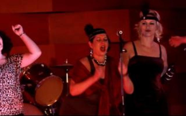 Juanita van Zyl, Heidi Visser, Adrie Nigrini en die geliefde Rosa Rabe, wat al jare deur dik en dun by die Melodrama betrokke is, sing “Cosmopolitan”. 