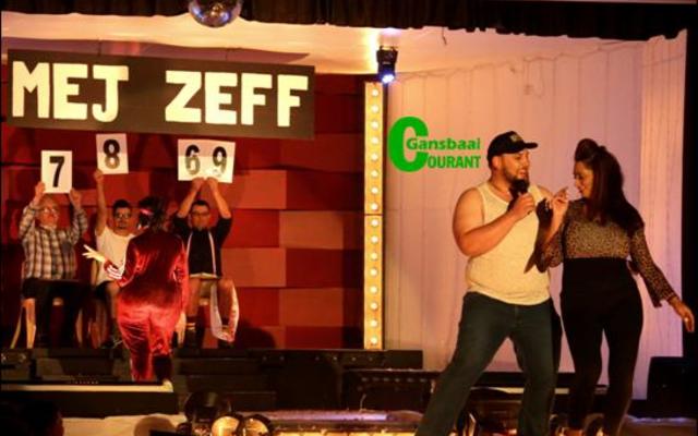 Gericke van Eck (voor) saam met Toni Boshoff in ‘Dikkelicious’. Die beoordelaars van Mej Zeff is Koos Holtshauzen, Deon Killian en  Corrie Avenant. Juanita Hage staan met haar rug na die gehoor. 