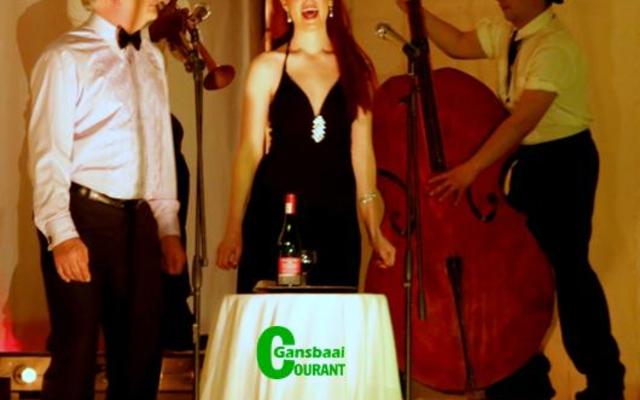  “The Lady and the Tramp” opgevoer deur gesoute Melodrama-lede.  Voor Koos Holtzhausen en Roxanne Scott Moore met Verschelle Adams en Nazain (Anwah) Anta op instrumente.