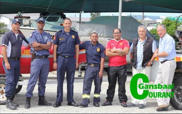Brand- & Reddingsdienste sal graag in die toekoms ‘n omvattende ondersteuningsrol wil speel en is tans besig om hulle beter toe te rus in reddingsdienste en ‘n skipperslisensie verbeter hul bevoegdhede. Hier is ‘skippers’ Phillip de Gruchy (links), Fronwin Marais, Angelo Aplon, Nigel van Wyk, Ulrich Titus saam met Tjaart Olivier en Walter Mapham van Walkerbaai se skibootklub
