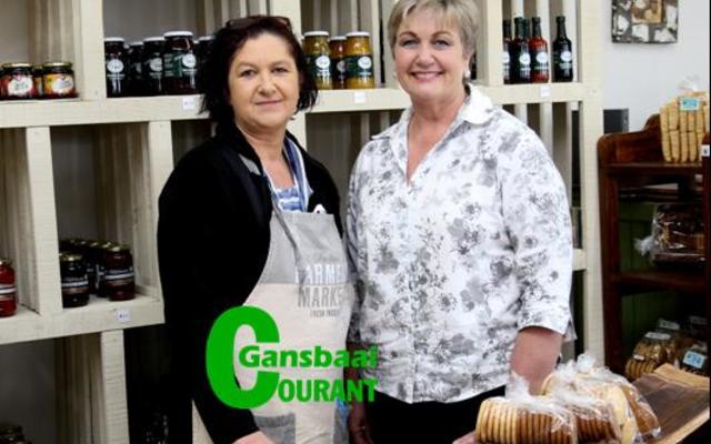 Tiekie van Biljon, eienares van The Farmlady’s Shed saam met haar regterhand Christine Jefferies.