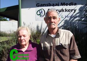 Egpaar veg teen brand met tuinslang