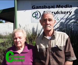 Egpaar veg teen brand met tuinslang