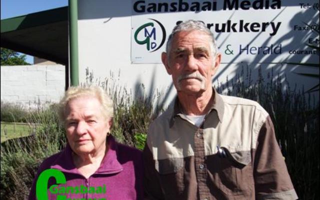 JJ (Cobus) en June Malan, die bure langs die brandende huis in Franskraal Karavaanpark, het bykans die hele nag buite spandeer om te verhoed dat verdere skade aan hul eie huis aangerig word.  