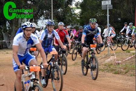 ‘n Groep bergfietsryers spook sake uit tydens ‘n vorige Uitdaag-pretdag.