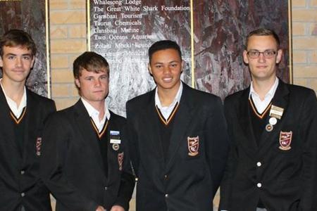 Gansbaai Academia het vier knap aandelekenners opgelewer wat onder die land se vyf bestes in die JSE/ Liberty Life Investment Challenge geëindig het. Vlnr mnr. Tommy Wilson (skoolhoof), Andre Lourens, Jacques Prins, Llewellyn Davids en Heinrich van der Merwe  hier saam met hul onderwyser, mnr WJ Phillips.