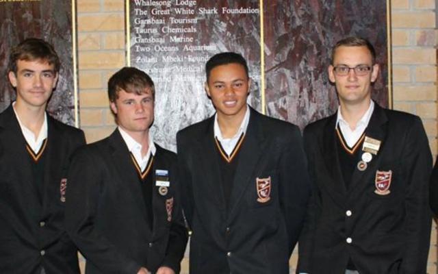 Gansbaai Academia het vier knap aandelekenners opgelewer wat onder die land se vyf bestes in die JSE/ Liberty Life Investment Challenge geëindig het. Vlnr mnr. Tommy Wilson (skoolhoof), Andre Lourens, Jacques Prins, Llewellyn Davids en Heinrich van der Merwe  hier saam met hul onderwyser, mnr WJ Phillips.