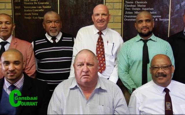 Die hare het  by Gansbaai Academia gewaai toe die manspersoneel hul koppe geskeer het om empatie met kankerlyers te toon. Voor vlnr Wilton Philips, Jacobus Barnard en Tommy Wilson (skoolhoof). Agter vlnr Graig Gillian, Mervin Hess, Barry Fourie, Garren Verhoog en Theuns van Schoor.