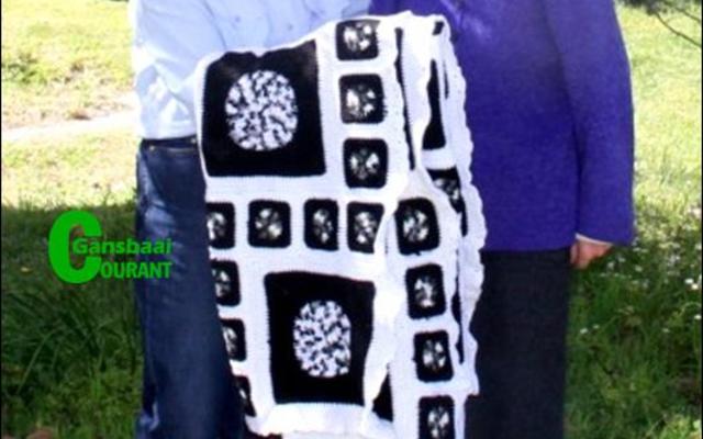 Luise Boeddinghaus, die wenner van ‘n uitgelote swart en wit kombers, ontvang die kombers van Overstrand se voormalige Uitvoerende  Burgemeester, Raadsdame Nicolette Botha-Guthrie.