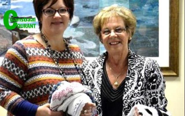 ‘n Opgewonde Doret Taljaard, ontvang haar kleurvolle, handgemaakte hekelkombers van Overstrand se voormalige Uitvoerende Burgemeester, Raadsdame Nicolette Botha-Guthrie wat sy in ‘n loting gewen het.