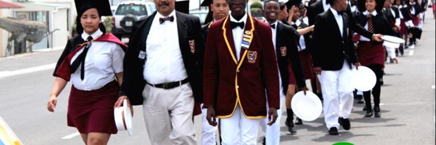 Die matrikulante van Gansbaai Academia het die “Vryheid van die Dorp” geniet tydens hul laaste skooldag.  Hier neem die hoofmeisie, Sonja-Lee Spandiel en hoofseun, Analo Yawe vir oulaas hul leiersposisies in, met die skoolhoof, mnr Tommie Wilson trots in die middel.  Die matrikulante het met hul laaste eksamen begin voordat hulle die grootmenswêreld betree. Ons beste wense vergesel hulle.