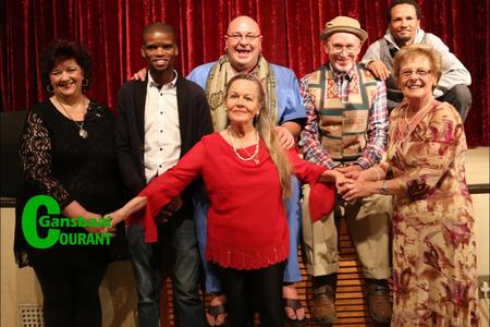  Hier saam met Vrydagaand se beoordelaars staan Annelie Botha (sangafrigter), Siyabonga Vonco (beoordelaar), Lynette van Wyk (dansinstrukteur), agter haar – Marjaan van Tonder (komponis) en die ander beoordelaars: Niki Daly, Nicolette Botha-Guthrie en agter, Sandy Gertse.