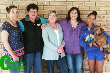 Regs is Nikita Salo, BARC se eerste aspirant hondehanteerder met haar hondjie, Ballas, saam met vlnr Theresé de Wet, dr Louise Botha, Annalie Jonker en Sheryll Steyn.