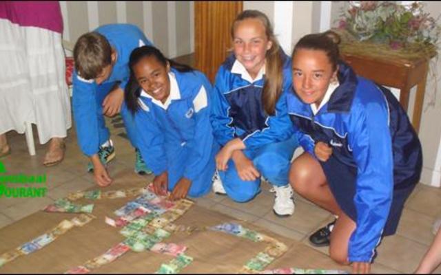 Van Laerskool Gansbaai se leerders is trots besig om note op die 110 jaar tekening tydens ‘n nootlegging ten bate van Calvin Olivier uit te pak. Vlnr is AJ Bosch, Casey Foster, Monique Hugo en Joané Cohn. 