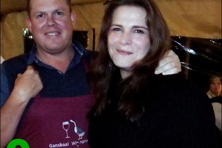 Na afloop van ‘n aanbieding oor Laibach Wyne se organiese wyne, het wynmaker Francois van Zyl ‘n Gansbaai Wynproegilde voorskoot as blyk van waardering ontvang. Hier staan hy  met sy eggenote, Marietjie.