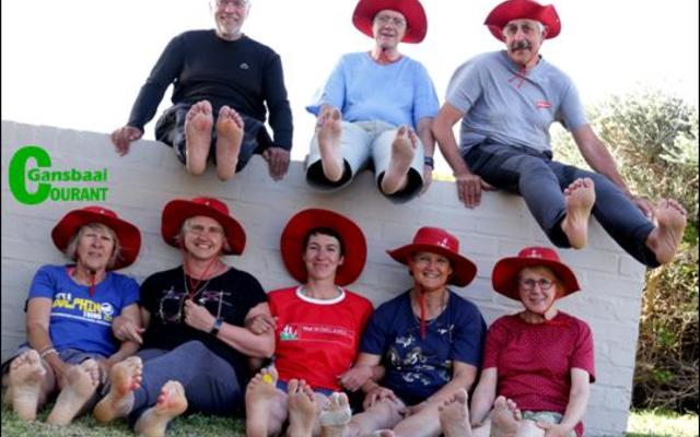 Die rooi hoede, geïnspireer deur die Agulhas ligtoring se lig, wat aan-sluit by die groep wat hul tog in die “Lig” van die Here se genade en goedheid  aangepak het, het die eenheid geaksentueer van die Strauss-Pelgrims.  Hul voete was Donderdagmiddag seer en moeg, maar die spangees was lig en bemoedigend.  Agter van links: Michiel Strauss (oud-predikant), Pieter Mans (ingenieur) en Jan van Heerden (afgetrede ministeriële sekretaris).  Voor: Julia Viljoen (oud-redakteur Huisgenoot), Pauli Geldenhuis (sielkundige), Liezelde Vos (apteker), Dalene van Zyl (uitgetrede boekhouer) en Maryth Meise (uitgetrede bibliotekaris, oudste stapper en het die Spaanse Camino al ‘n paar keer bewandel). Die groepe wou nie graag hul beroepe noem nie, maar hul onderskeie vakkwaliteite het bygedra tot ‘n lewenservaring wat spreek van welwillendheid, bemoediging en gemeensaamheid.