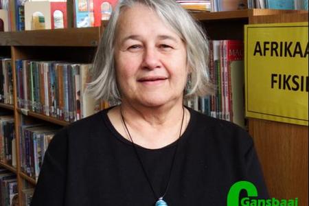 Zelda Fourie, die vriendelike gesig agter Gansbaai Biblioteek se toonbank, wat die tuig ná twee en veertig jaar neerlê.