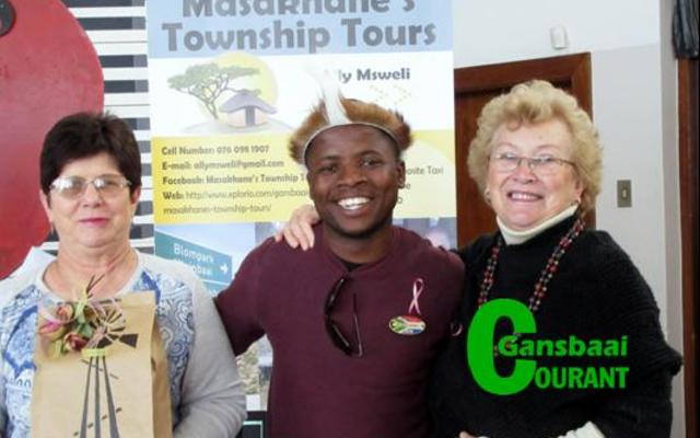 Glenda Kitley, Gansbaai Toerisme en Ally Mesweli,  Masakhane Township Tours ontvang hul blyke van waardering van Elizabeth Muller.