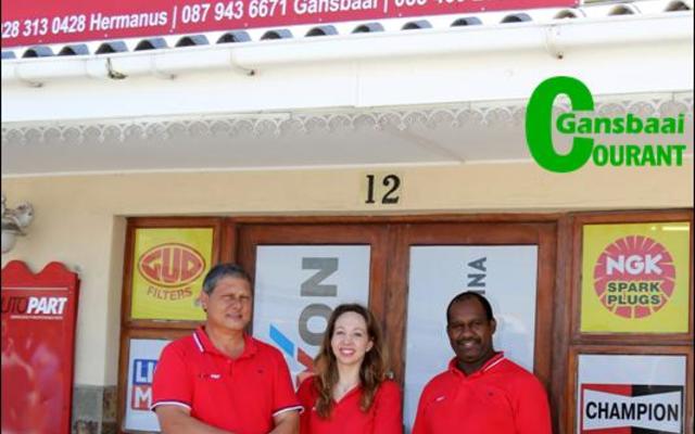 Die eienaar-egpaar van Autopart, André en Sanet Els,  staan hier saam met die Gansbaai-takbestuurder, Bernard Cornelius.