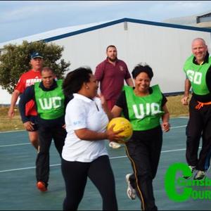 Gansbaai Academia se onderwysers het, tot groot vermaak van die omstanders en leerders, die nuwe netbalbaan met ‘n “tawwe” netbalwedstryd tussen hulle ingewy. 