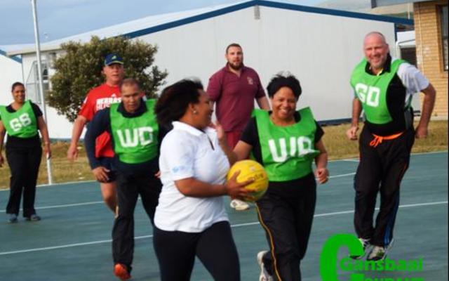 Gansbaai Academia se onderwysers het, tot groot vermaak van die omstanders en leerders, die nuwe netbalbaan met ‘n “tawwe” netbalwedstryd tussen hulle ingewy. 