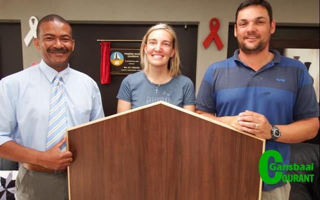 Van links staan Tommy Volkwyn (skoolhoof), Melissa Doyle (onderwyser) en André Hage.