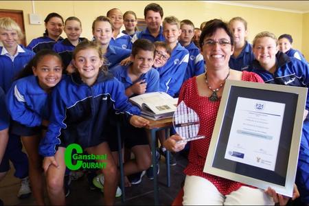 Marlene Koekemoer van Laerskool Gansbaai, wat as opvolger in die kategorie Uitnemendheid in Laerskool Onderrrig in die Wes-Kaap aangewys is.  Hier  sit  sy voor haar opgewonde klas wat dink hulle Juffrou is “cool”.
