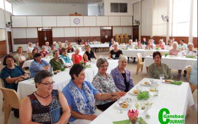 ‘n Gesellige oomblik by die mooi versierde tafels tydens die jaarafsluiting van die NG Vrouediens, wat deur die Kleinbaaistreek gereël is.
