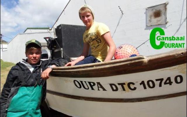 Die klub se staatmaker Juniorhengelaars met uitstekende prestasies gedurende die jaar, Hennie Groenewald (links) en JP Uys by Ben Uys se boot, Oupa, waar vanaf hulle hengel.