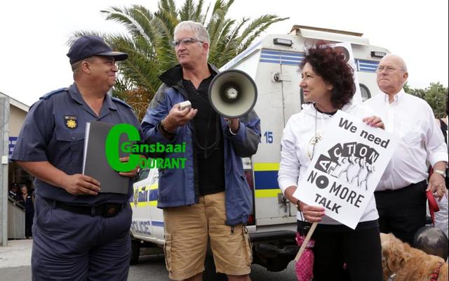 Brig Donovan Heilbron (links) pas nadat hy Saterdag die memorandum ontvang het. Hy het dit reeds na die provinsiale kommissaris gestuur. Langs hom staan Mark Collings, sameroeper van die optog. Na afloop van  Maandagaand se vergaderings, het hy ‘n blits Skype-onderhoud op die TV-program ‘Prontuit’ gehad. Hy het die hoopuitgespreek dat dit nie weer leë beloftes is wat gemaak is nie. Regs staan raadslede Riana de Coning en Dudley Coetzee.