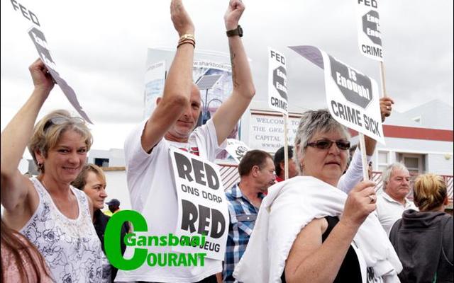 Die optog teen misdaad spruit direk voort uit twee afsonderlike gevalle van beweerde verkragtings naby die hawe. Hoewel vreedsaam, was die optog ook baie emosioneel. Dit is duidelik dat belastingbetalers genoeg gehad het van ongeruimdhede en aksie vanuit owerheidskant verwag.