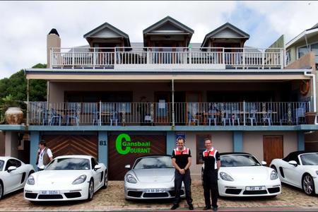 Mooi natuur – mooi motors! Porsche SA se Hoofuitvoerende Beampte, Toby Venter (links), staan hier saam met Christo Kruger, mediabeampte van dié luukse motorgroep, tydens hul jaarlikse besoek aan De Kelders.