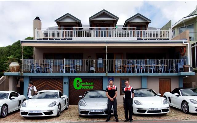 Mooi natuur – mooi motors! Porsche SA se Hoofuitvoerende Beampte, Toby Venter (links), staan hier saam met Christo Kruger, mediabeampte van dié luukse motorgroep, tydens hul jaarlikse besoek aan De Kelders.