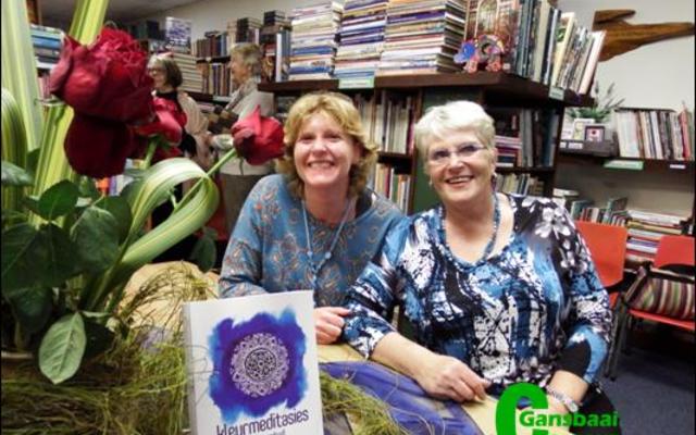 Dr Lisel Joubert (links) tydens die bekendstelling van haar boek “Kleurmeditasies vir Kerstyd”, die laaste in ‘n reeks van vier,  saam met Nicolette Bosch van Gansbaai Book Exchange.
